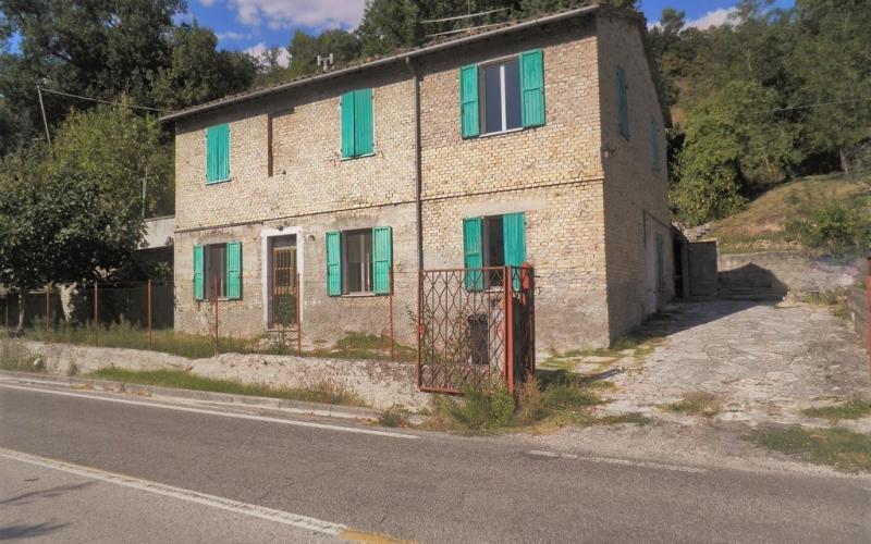 Urbino – zona Bivio Borzaga – Proprietà indipendente di ampia metratura con esteso scoperto.