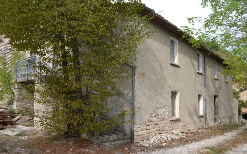 032.23 - Abbadia di Naro (Cagli) - vendesi casale interamente in pietra da ristrutturare