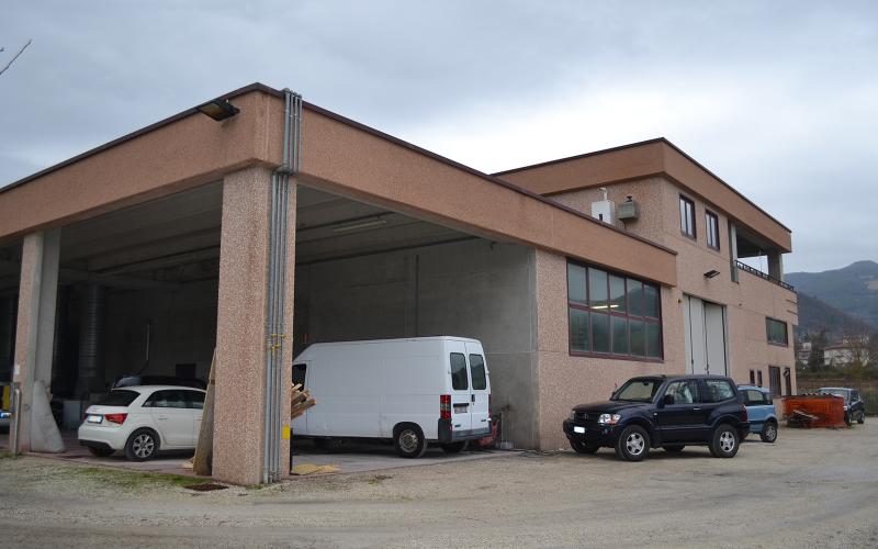 003.24 - Canavaccio zona industriale - vendesi ampio capannone con loggia coperta e appartamento di 140 mq