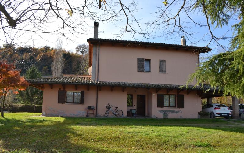 029.25 - Urbania zona panoramica - bellissimo casale di 180 mq con lotto di terreno e capanno di 160 mq