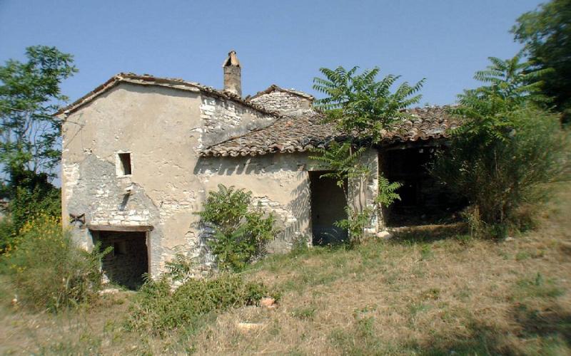Fossombrone - Casale in pietra da ristrutturare con terreno