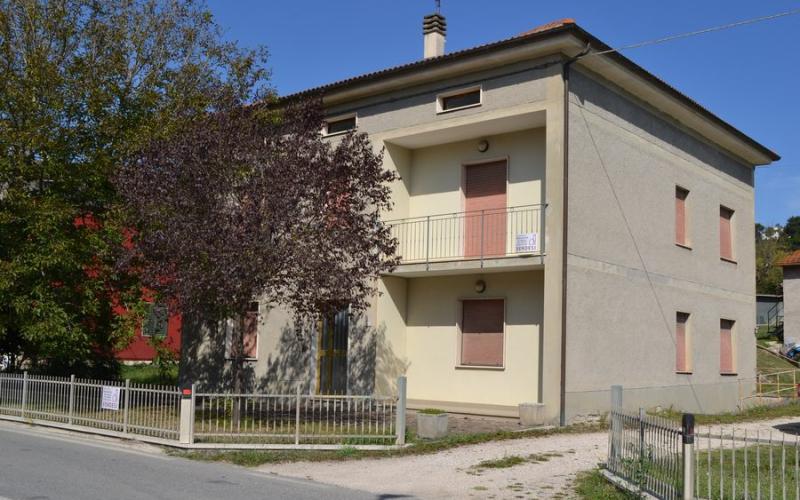 011.24 - Acqualagna - Vendesi casa indipendente su due piani