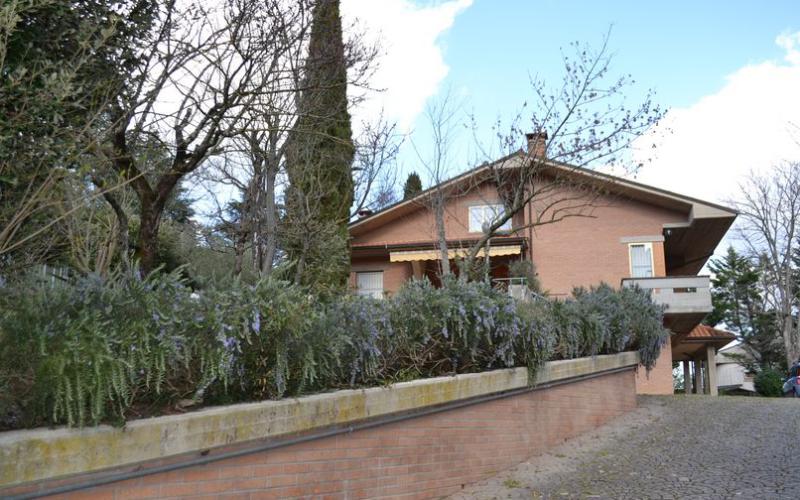006.26 - Fermignano posizione panoramica - vendesi villa bifamiliare con grande giardino di 2200 mq