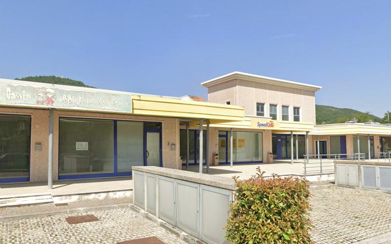 004.26 - Canavaccio centro commerciale - affittasi ampio locale ad uso ufficio o negozio