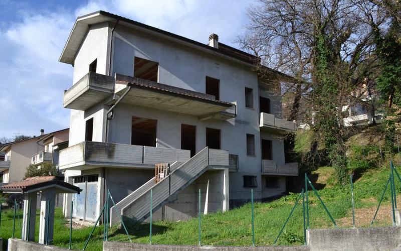 004.25 - Fossombrone - vendesi casa bifamiliare indipendente al grezzo con ampio scoperto di 800 mq