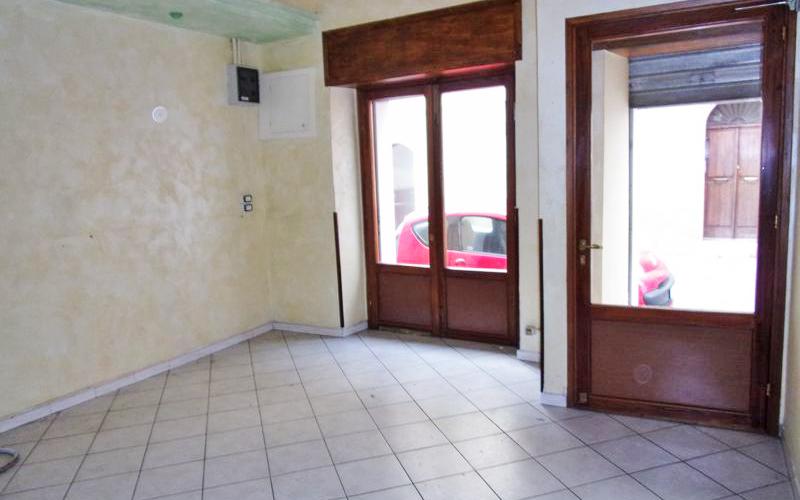 037.14 - Acqualagna centro - vendesi o affittasi locale commerciale