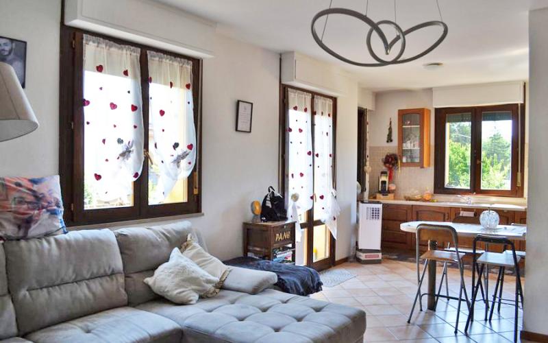 015.26 - Canavaccio di Urbino - vendesi moderno appartamento con 3 camere, garage e balconi