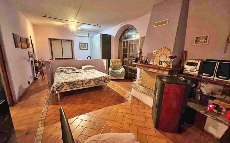 029.25 - Urbania zona panoramica - bellissimo casale di 180 mq con lotto di terreno e capanno di 160 mq