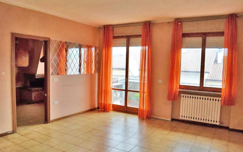 024.25 - Fermignano in zona residenziale - vendesi appartamento di 100 mq con ampi balconi, doppio garage e giardino