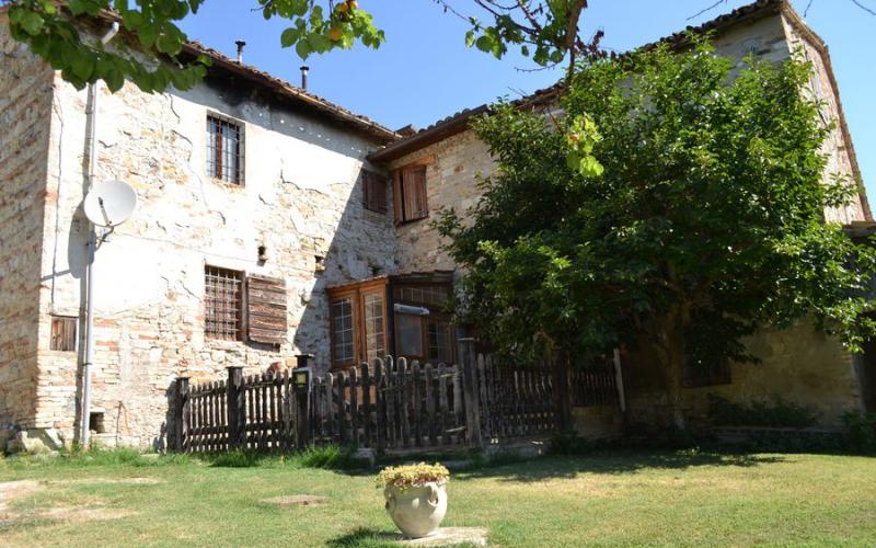 017.26 - Fermignano - vendesi casale in pietra da ristrutturare di 400 mq e 3000 mq di terreno pianeggiante