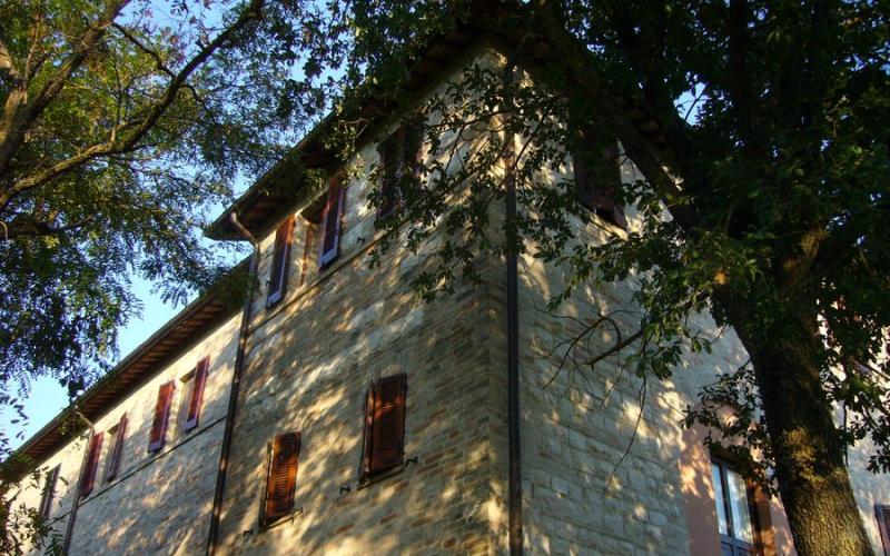 007.26 - Urbino, vendesi appartamento in ottime condizioni in un casale in pietra ristrutturato