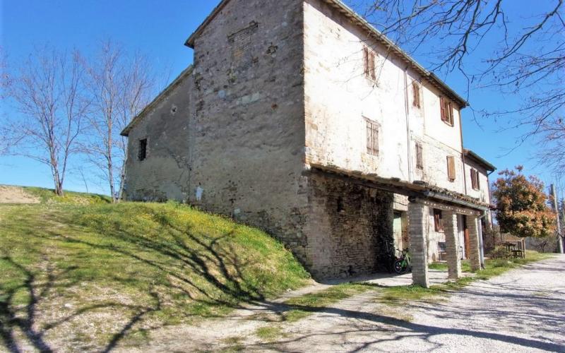 Fermignano – Fabbricato residenziale da ristrutturare  con scoperto esclusivo.